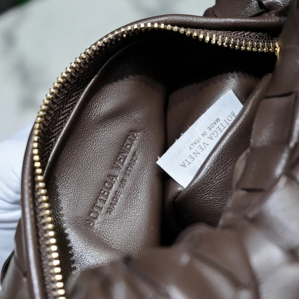 Batch 1120 BV Bottega Veneta's new early spring women's MINI JODIE handbag BV bag 🔥The new method is based on the original rounded corners, knotted with classic woven leather round hobo bag, The most iconic triangular pull-out design, using sheepskin draped soft shape, is super suitable for concave shapes~ Jodie feels really gentle to people, and is definitely the best item for daily matching. It has the same weave, new elements and twists, is compact and versatile, and is the new favorite of street style Internet celebrities! Dimensions: 23x28x8 Model: 6699-1